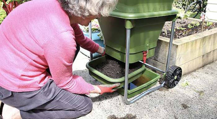 Emptying hungry bin domestic wormery